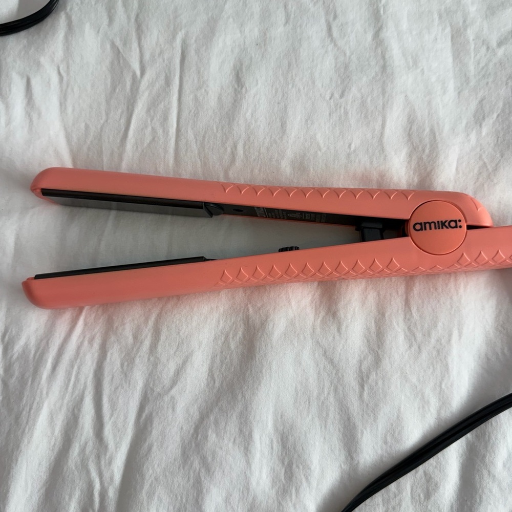 Amika Coral Hair Straightener 1 1/4 inch size